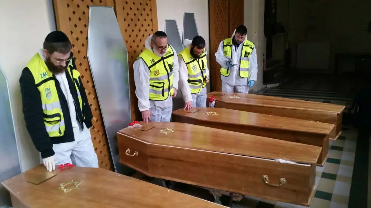 ארונות הקבורה של הרוגי הפיגוע בפריז בדרכם למטוס להביאם לקבורה בארץ, ינואר 2015 ארונות הקבורה של הרוגי הפיגוע בפריז בדרכם למטוס להביאם לקבורה בארץ, ינואר 2015