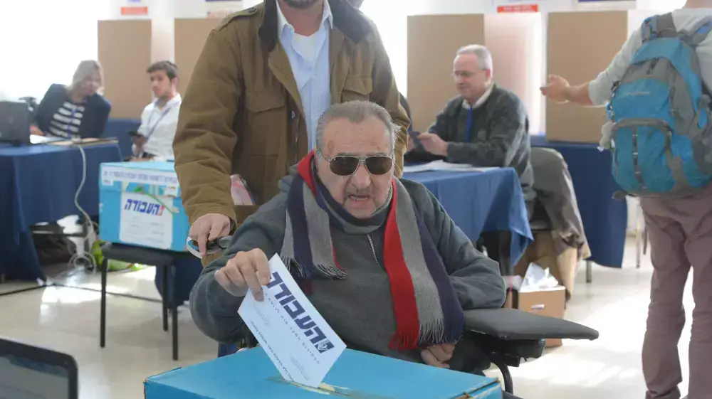 המפיק שמואל צמח מצביע לבחירות במפלגת העבודה, בית סוקולוב תל אביב ינואר 2015 המפיק שמואל צמח מצביע לבחירות במפלגת העבודה, בית סוקולוב תל אביב ינואר 2015