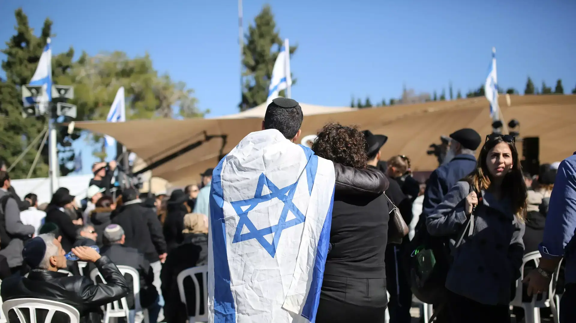 הר המנוחות בגבעת שאול בירושלים רגע לפני הלוויות של הרוגי הפיגוע בפריז, ינואר 2015 הר המנוחות בגבעת שאול בירושלים רגע לפני הלוויות של הרוגי הפיגוע בפריז, ינואר 2015