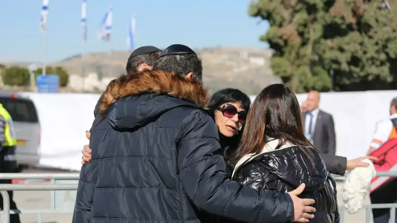 משפחות ההרוגים בהר המנוחות בגבעת שאול בירושלים רגע לפני הלוויותיהם של הרוגי הפיגוע בפריז, ינואר 2015 משפחות ההרוגים בהר המנוחות בגבעת שאול בירושלים רגע לפני הלוויותיהם של הרוגי הפיגוע בפריז, ינואר 2015
