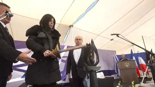 ולארי ברהאם אשתו של פיליפ ברהאם שנהרג בפיגוע בפריז בהלוויתו בהר המנוחות בגבעת שאול בירושלים, ינואר 2015 ולארי ברהאם אשתו של פיליפ ברהאם שנהרג בפיגוע בפריז בהלוויתו בהר המנוחות בגבעת שאול בירושלים, ינואר 2015