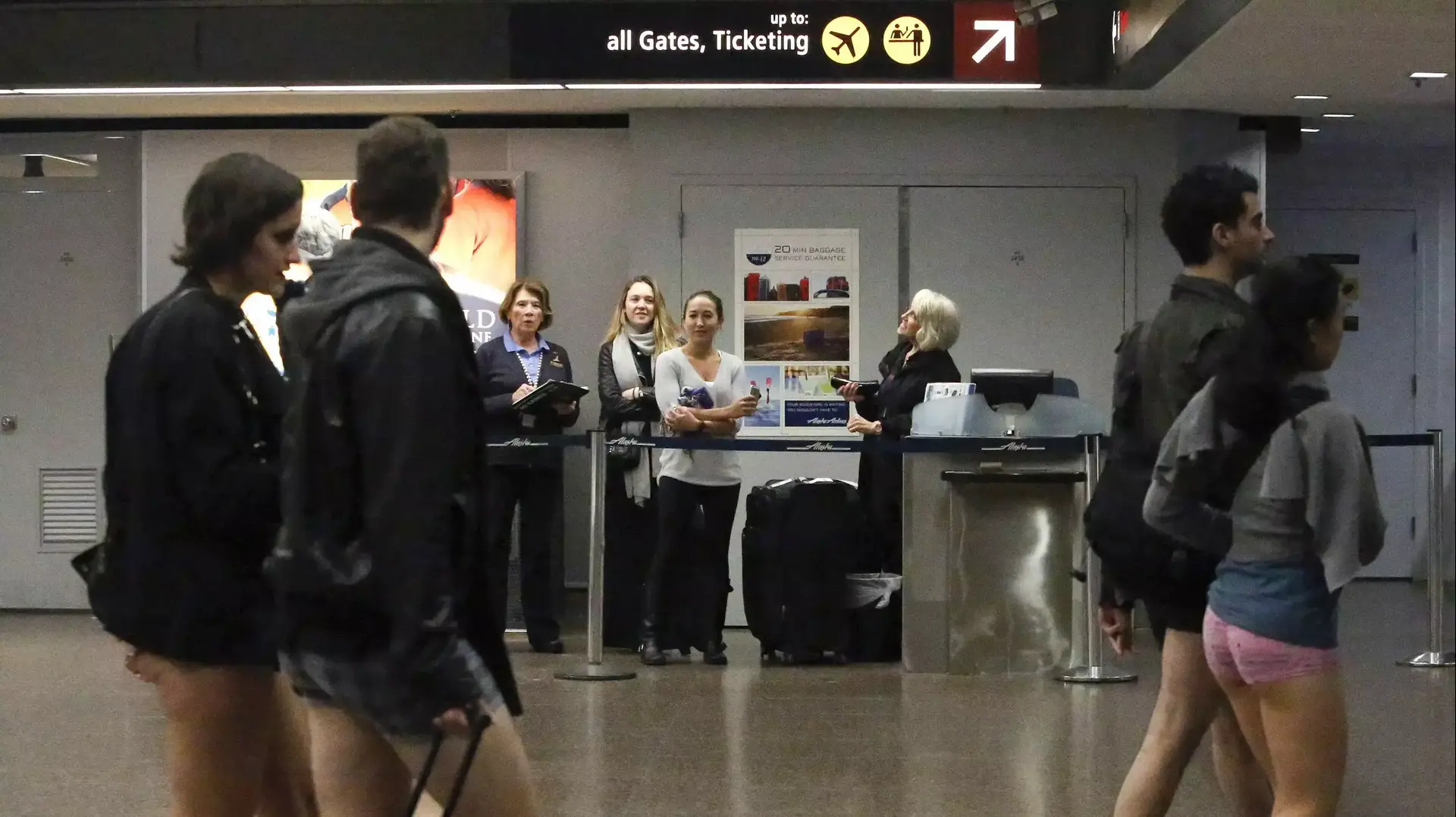 נוסעים ברכבת התחתית בתחתונים ביום ללא מכנסיים נוסעים ברכבת התחתית בתחתונים ביום ללא מכנסיים
