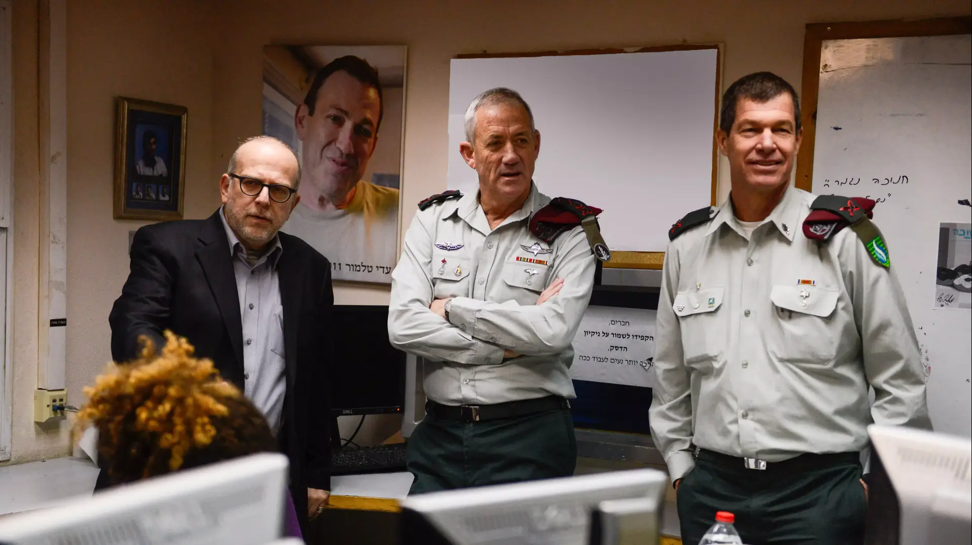 רב אלוף בנימין (בני) גנץ, מפקד גלי-צה"ל ירון דקל וקח"ר, תא"ל אבנר פז-צוק בסיור בדסק החדשות של גל"צ. רב אלוף בנימין (בני) גנץ, מפקד גלי-צה"ל ירון דקל וקח"ר, תא"ל אבנר פז-צוק בסיור בדסק החדשות של גל"צ.