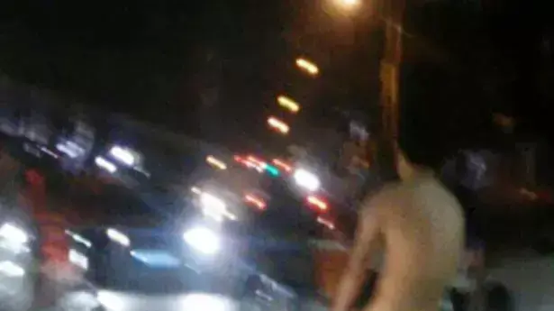 פאן לונג נאבק עם אשתו לאחר שכרתה את איבר מינו פאן לונג נאבק עם אשתו לאחר שכרתה את איבר מינו