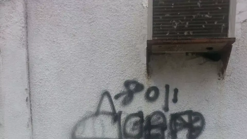 כתובת גרפיטי נגד הנער יוסף זוהר שנרצח בחולון כתובת גרפיטי נגד הנער יוסף זוהר שנרצח בחולון