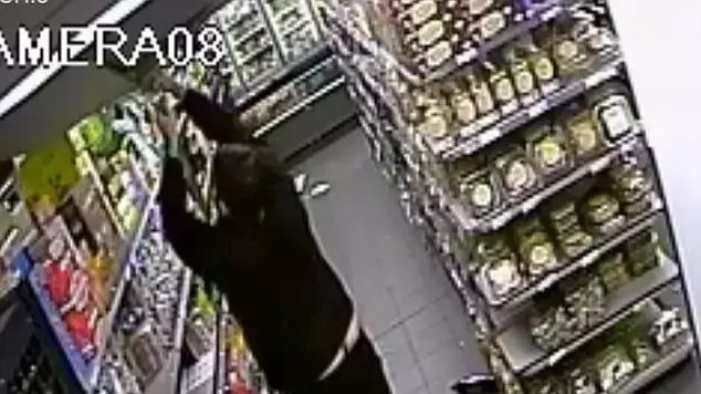 תמנות ממצלמת האבטחה מהמרכול הכשר בפריז שבו נרצחו ארבעה יהודים תמנות ממצלמת האבטחה מהמרכול הכשר בפריז שבו נרצחו ארבעה יהודים