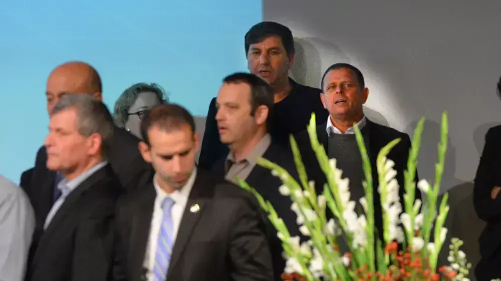 איתן כבל בצד בזמן הצגת הרשימה של מפלגת העבודה לאחר הפריימריז, קיבוץ שפיים איתן כבל בצד בזמן הצגת הרשימה של מפלגת העבודה לאחר הפריימריז, קיבוץ שפיים