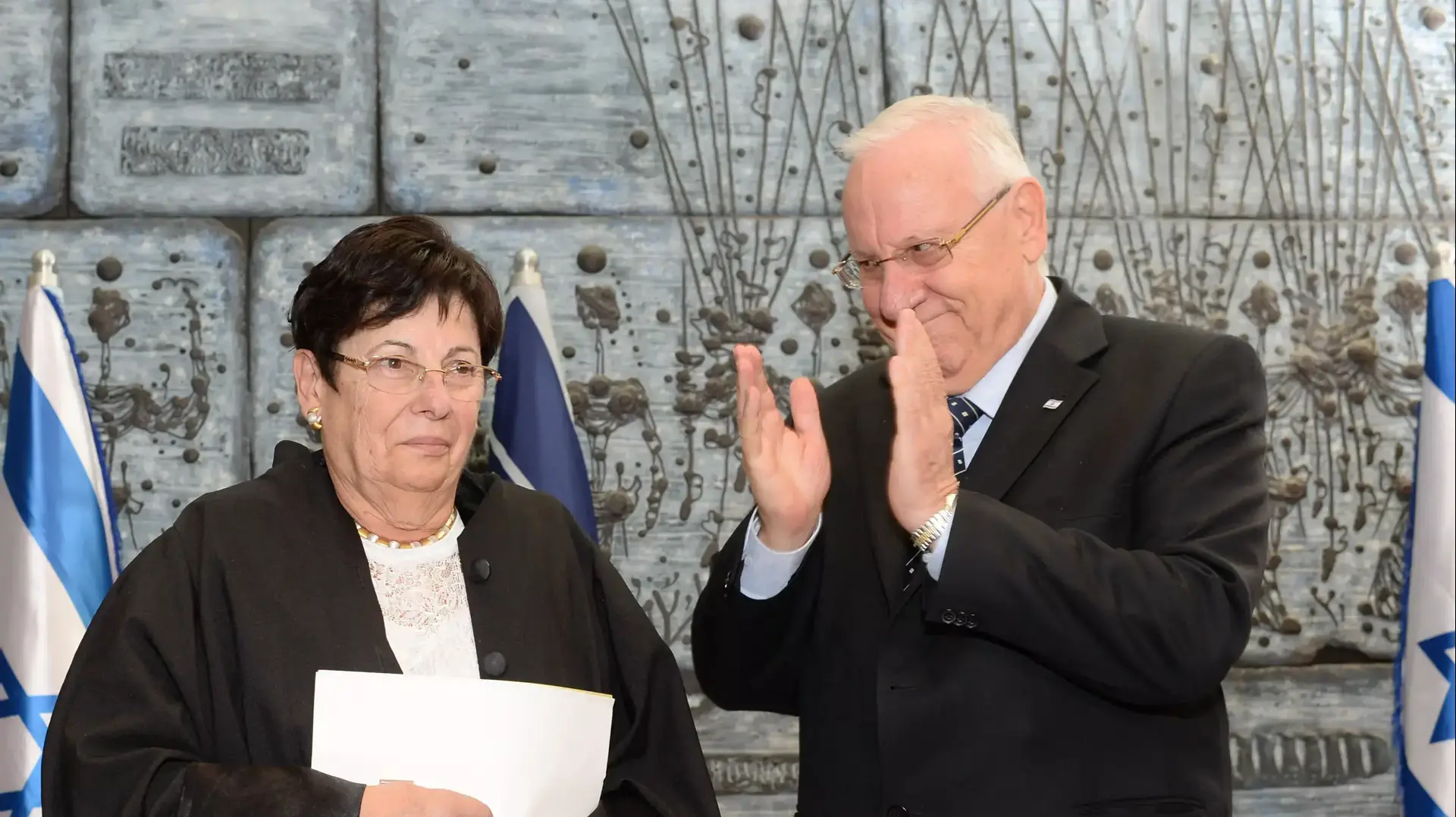 נשיא המדינה בטקס השבעת נשיאת בית המשפט העליון, השופטת מרים נאור, בבית הנשיא. ינואר 2015 נשיא המדינה בטקס השבעת נשיאת בית המשפט העליון, השופטת מרים נאור, בבית הנשיא. ינואר 2015