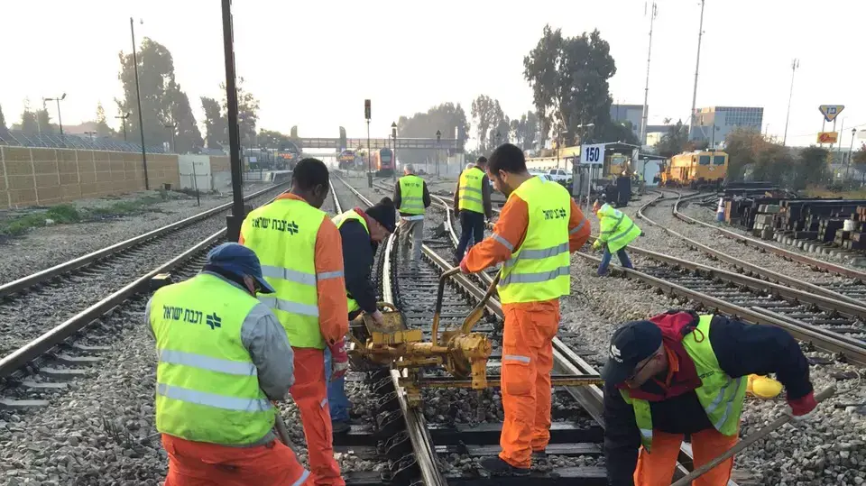 שני גלגלים של הרכבת הוסתו מהפסים סמוך לתחנת הרכבת בבנימינה, ינואר 2015 שני גלגלים של הרכבת הוסתו מהפסים סמוך לתחנת הרכבת בבנימינה, ינואר 2015