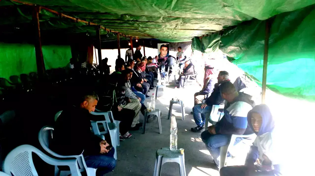 סוכת האבלים בבית משפחת אל-ג'אער ברהט הבוקר, ינואר 2015 סוכת האבלים בבית משפחת אל-ג'אער ברהט הבוקר, ינואר 2015