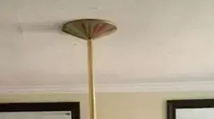 אמא רוקדת על עמוד ליד בתה הפעוטה