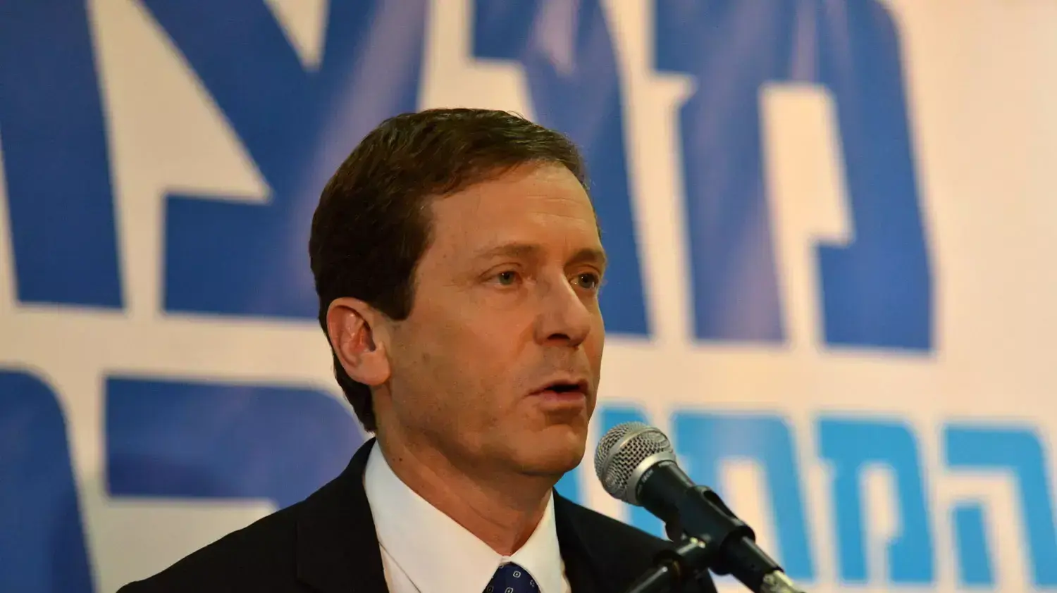 יו"ר מפלגת העבודה יצחק בוז'י הרצוג במטה המפלגה בתל אביב יו"ר מפלגת העבודה יצחק בוז'י הרצוג במטה המפלגה בתל אביב