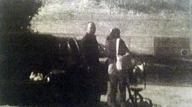 המהנדס אדי מכלוף עם בנו מסליק מטען חבלה