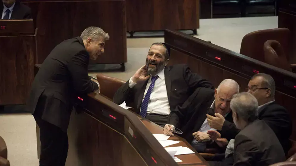 אריה דרעי ויאיר לפיד במליאת הכנסת ביום השבעת הממשלה, מרץ 2013 אריה דרעי ויאיר לפיד במליאת הכנסת ביום השבעת הממשלה, מרץ 2013