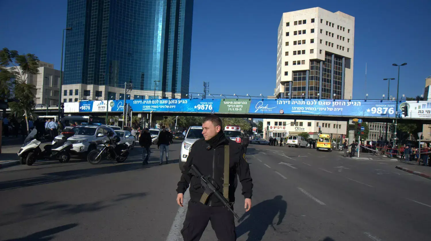 פצועים בזירת הפיגוע בגשר מעריב בתל אביב, ינואר 2015 פצועים בזירת הפיגוע בגשר מעריב בתל אביב, ינואר 2015