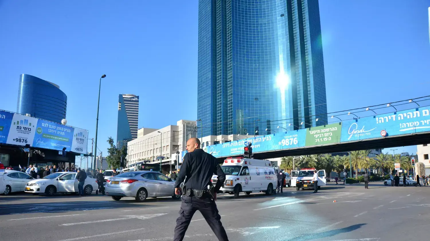 פצועים בזירת הפיגוע בגשר מעריב בתל אביב, ינואר 2015 פצועים בזירת הפיגוע בגשר מעריב בתל אביב, ינואר 2015