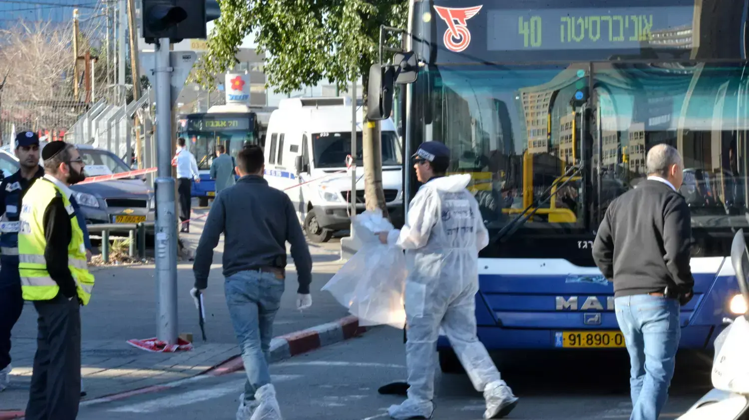 פצועים בזירת הפיגוע בגשר מעריב בתל אביב, ינואר 2015 פצועים בזירת הפיגוע בגשר מעריב בתל אביב, ינואר 2015