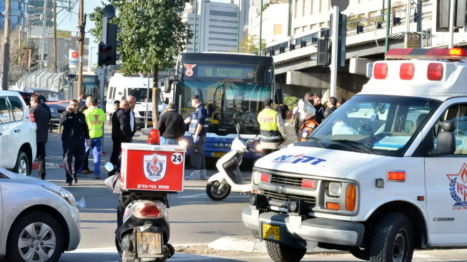 פצועים בזירת הפיגוע בגשר מעריב בתל אביב, ינואר 2015 פצועים בזירת הפיגוע בגשר מעריב בתל אביב, ינואר 2015