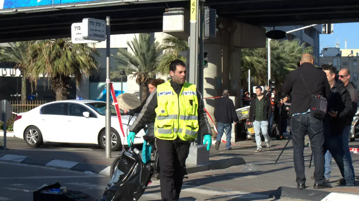 זירת הפיגוע בגשר מעריב בתל אביב, ינואר 2015 זירת הפיגוע בגשר מעריב בתל אביב, ינואר 2015