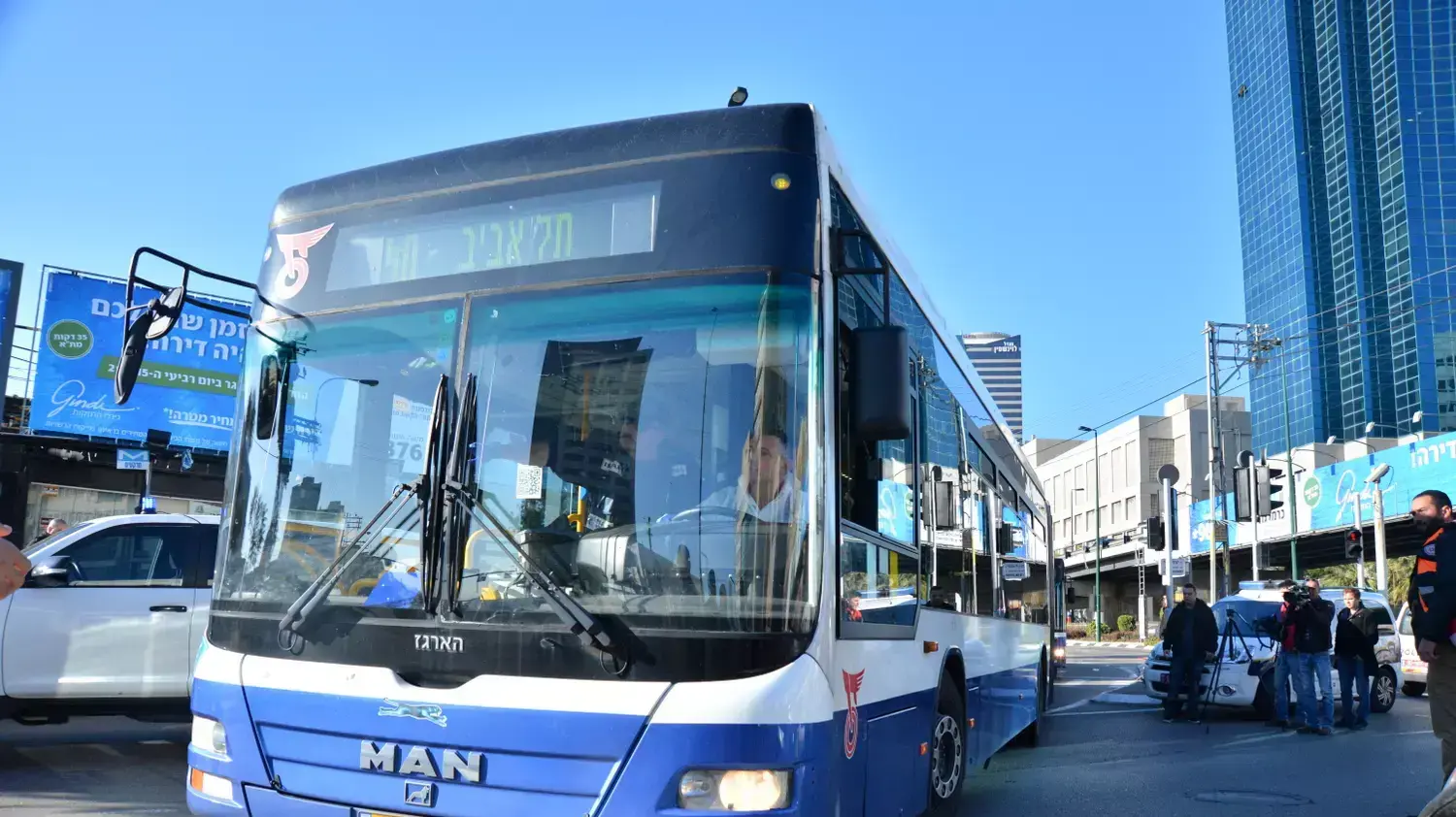 האוטובוס בזירת הפיגוע בגשר מעריב בתל אביב, ינואר 2015 האוטובוס בזירת הפיגוע בגשר מעריב בתל אביב, ינואר 2015