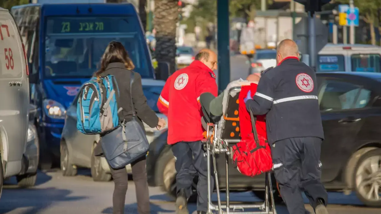 זירת הפיגוע בגשר מעריב בתל אביב, ינואר 2015 זירת הפיגוע בגשר מעריב בתל אביב, ינואר 2015