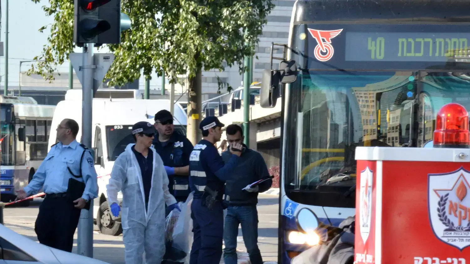 פצועים בזירת הפיגוע בגשר מעריב בתל אביב, ינואר 2015 פצועים בזירת הפיגוע בגשר מעריב בתל אביב, ינואר 2015