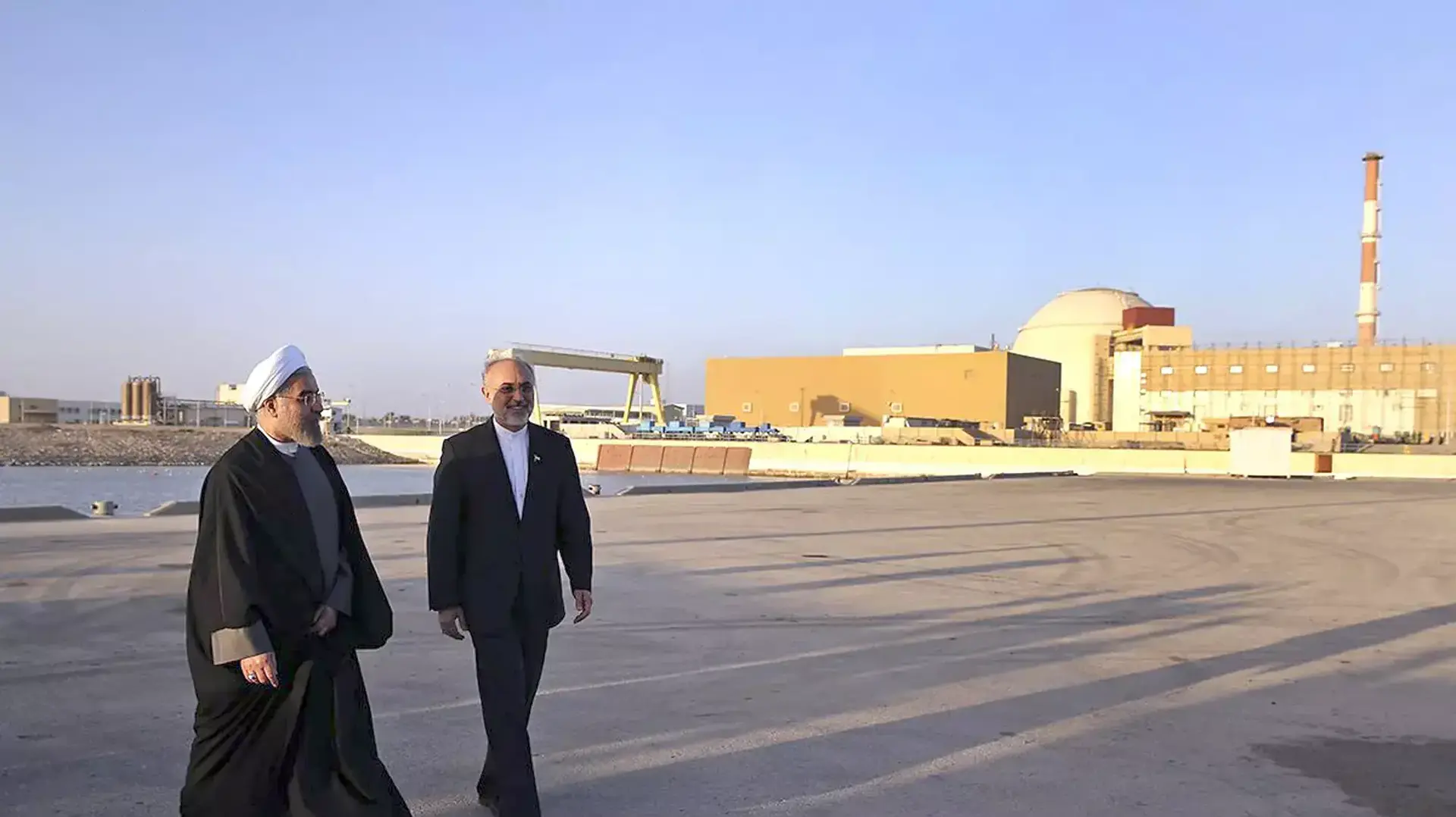 נשיא איראן חסן רוחאני בביקור בתחנת הכוח הגרעינית בבושהר, ינואר 2015 נשיא איראן חסן רוחאני בביקור בתחנת הכוח הגרעינית בבושהר, ינואר 2015