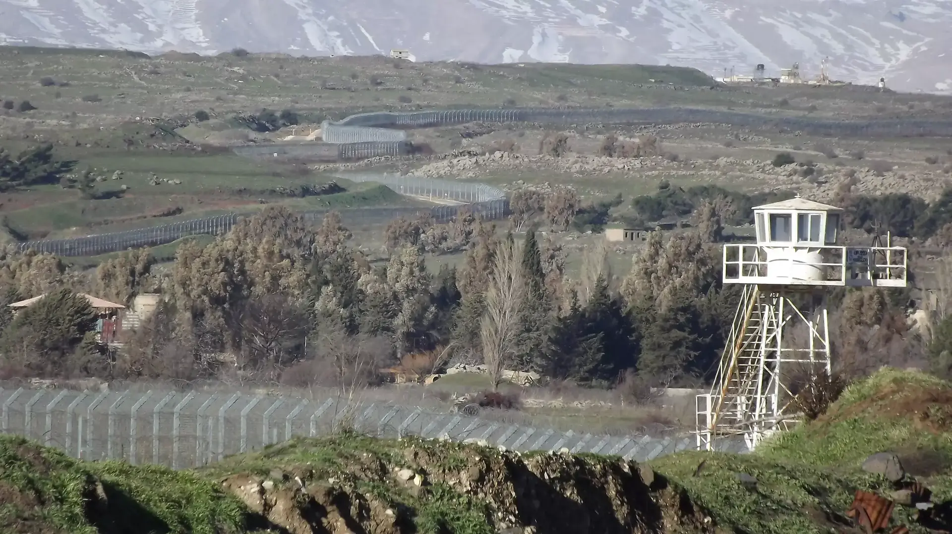 מגדל או"ם על רקע הגדר החדשה בגבול סוריה, ינואר 2015 מגדל או"ם על רקע הגדר החדשה בגבול סוריה, ינואר 2015