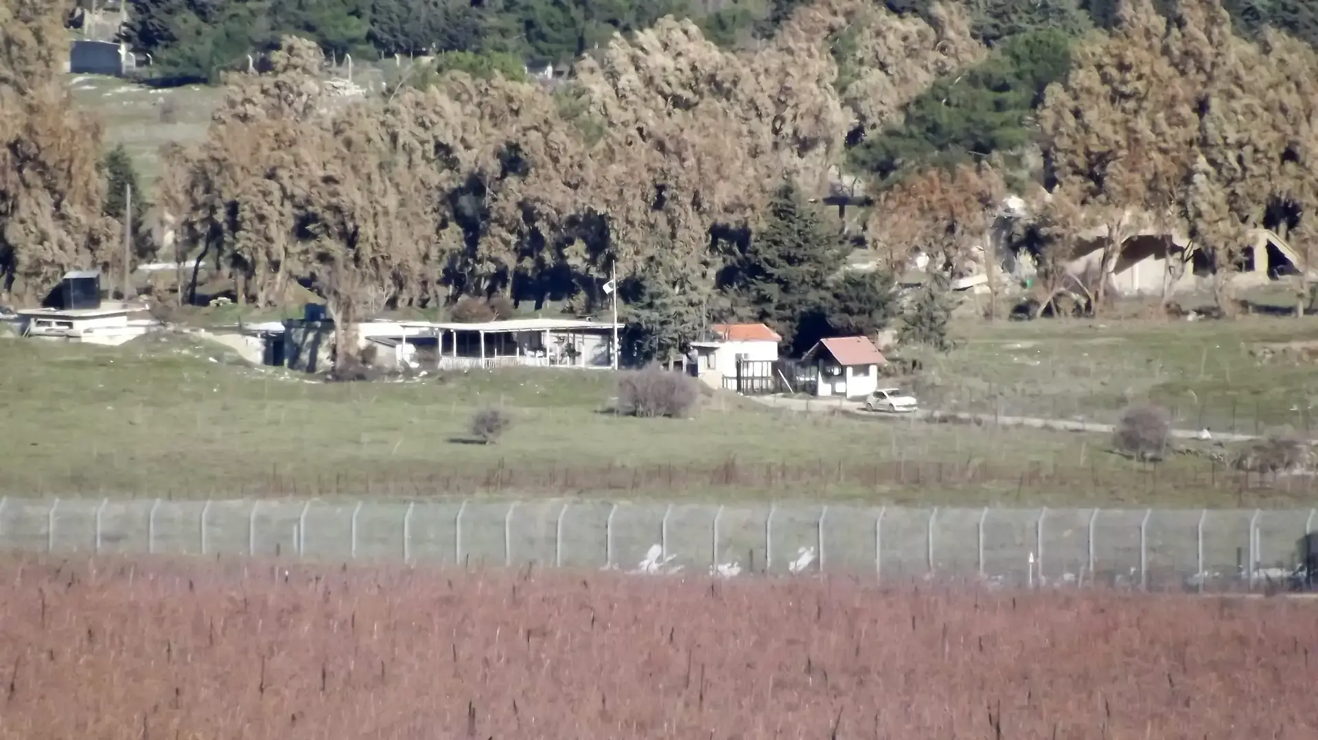 מתחם השמירה של הצבא הסורי עליו השתלטו המורדים וממנו יוצאים פעילי גבהת אל נוסרה לסיורים לאורך הגדר, ינואר 2015 מתחם השמירה של הצבא הסורי עליו השתלטו המורדים וממנו יוצאים פעילי גבהת אל נוסרה לסיורים לאורך הגדר, ינואר 2015
