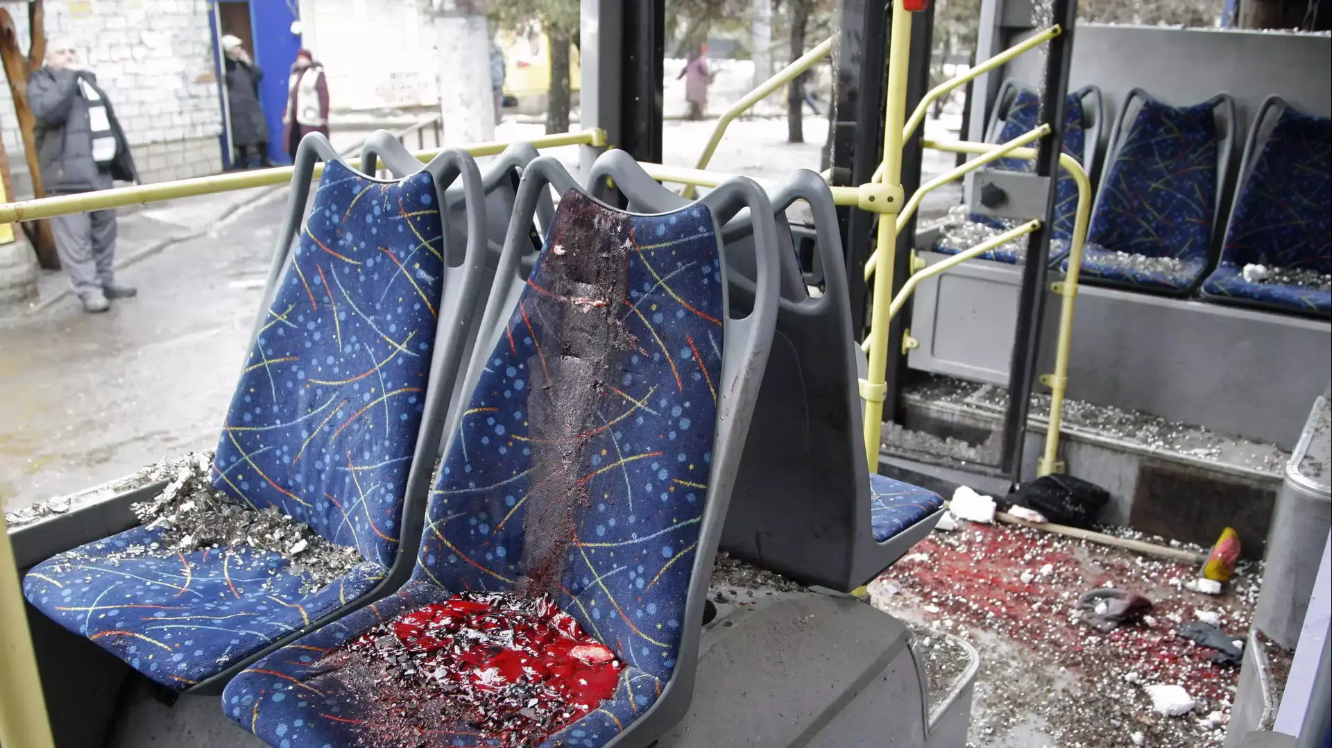אוטובוס בדונייצק, שבמזרח אוקראינה, אחרי שנפגע מפגש במהלך הקרבות בין המורדים לצבא, 22 בינואר 2015 אוטובוס בדונייצק, שבמזרח אוקראינה, אחרי שנפגע מפגש במהלך הקרבות בין המורדים לצבא, 22 בינואר 2015