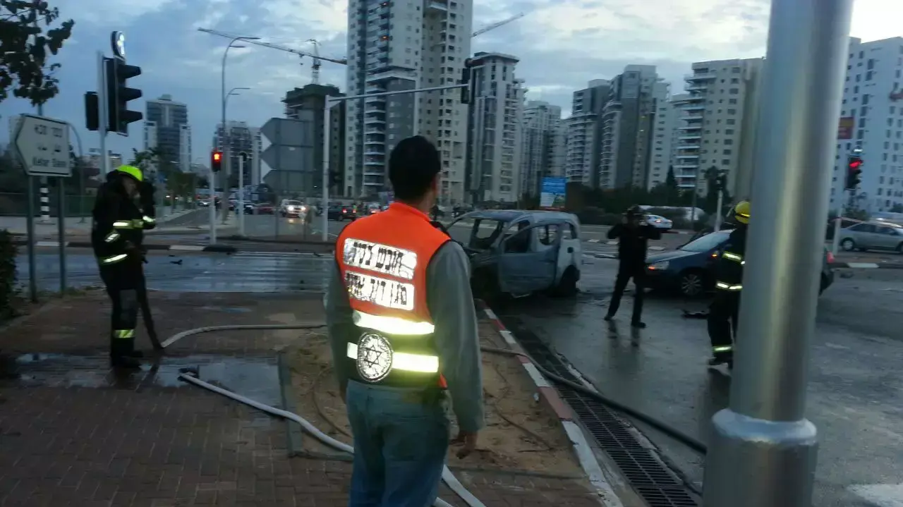 הזירה שבה התפוצץ כלי הרכב בסמוך לתחנת הרכבת בהוד השרון, ינואר 2015