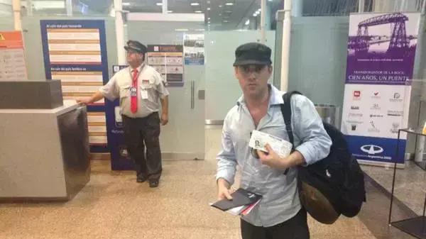 העיתונאי הארגנטינאי דמיאן פצ'טר, שחשף את מותו של התובע ניסמן, נמלט מהמדינה, ינואר 2015 העיתונאי הארגנטינאי דמיאן פצ'טר, שחשף את מותו של התובע ניסמן, נמלט מהמדינה, ינואר 2015