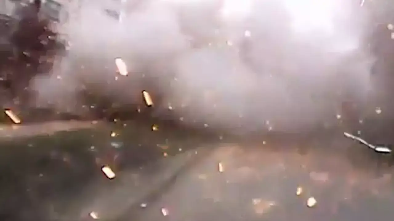 תיעוד: גראדים מתפוצצים בעיר, עשרות נהרגו תיעוד: גראדים מתפוצצים בעיר, עשרות נהרגו