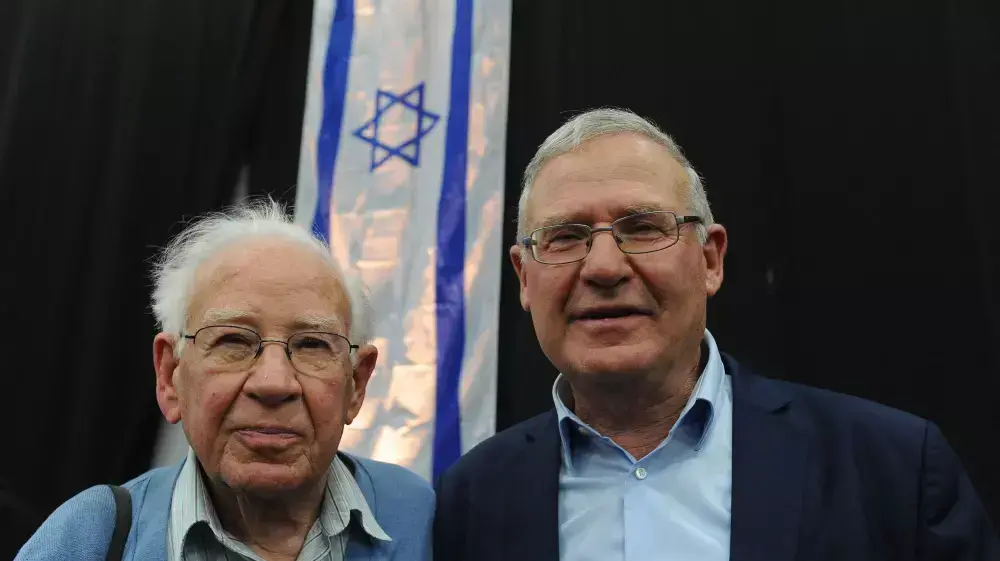 ראש אמ"ן לשעבר עמוס ידלין יחד עם אביו השר לשעבר אהרון ידלין ראש אמ"ן לשעבר עמוס ידלין יחד עם אביו השר לשעבר אהרון ידלין