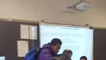 תלמיד הכה מורה בגלל טלפון