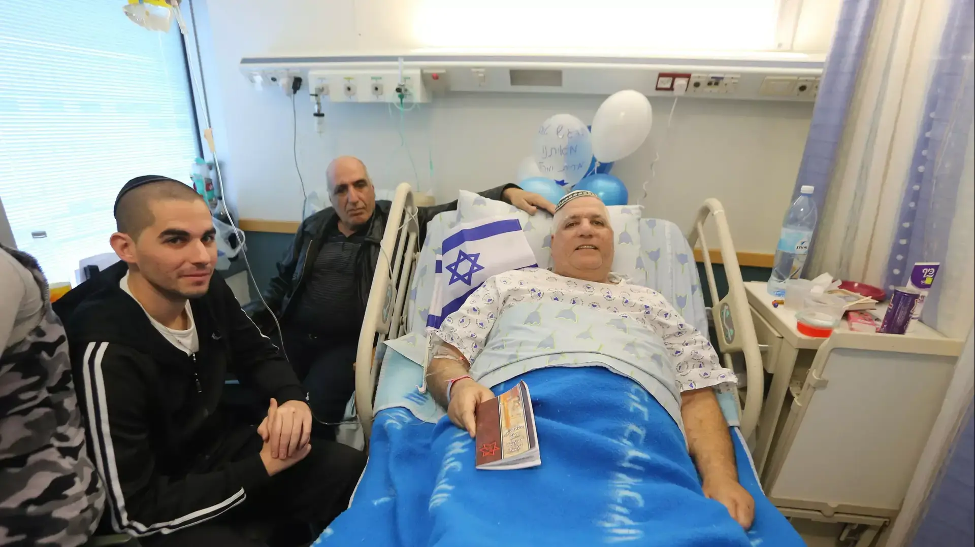 הרצל ביטון נהג האוטובוס שנפצע בפיגוע, בבית החולים. ינואר 2015 הרצל ביטון נהג האוטובוס שנפצע בפיגוע, בבית החולים. ינואר 2015
