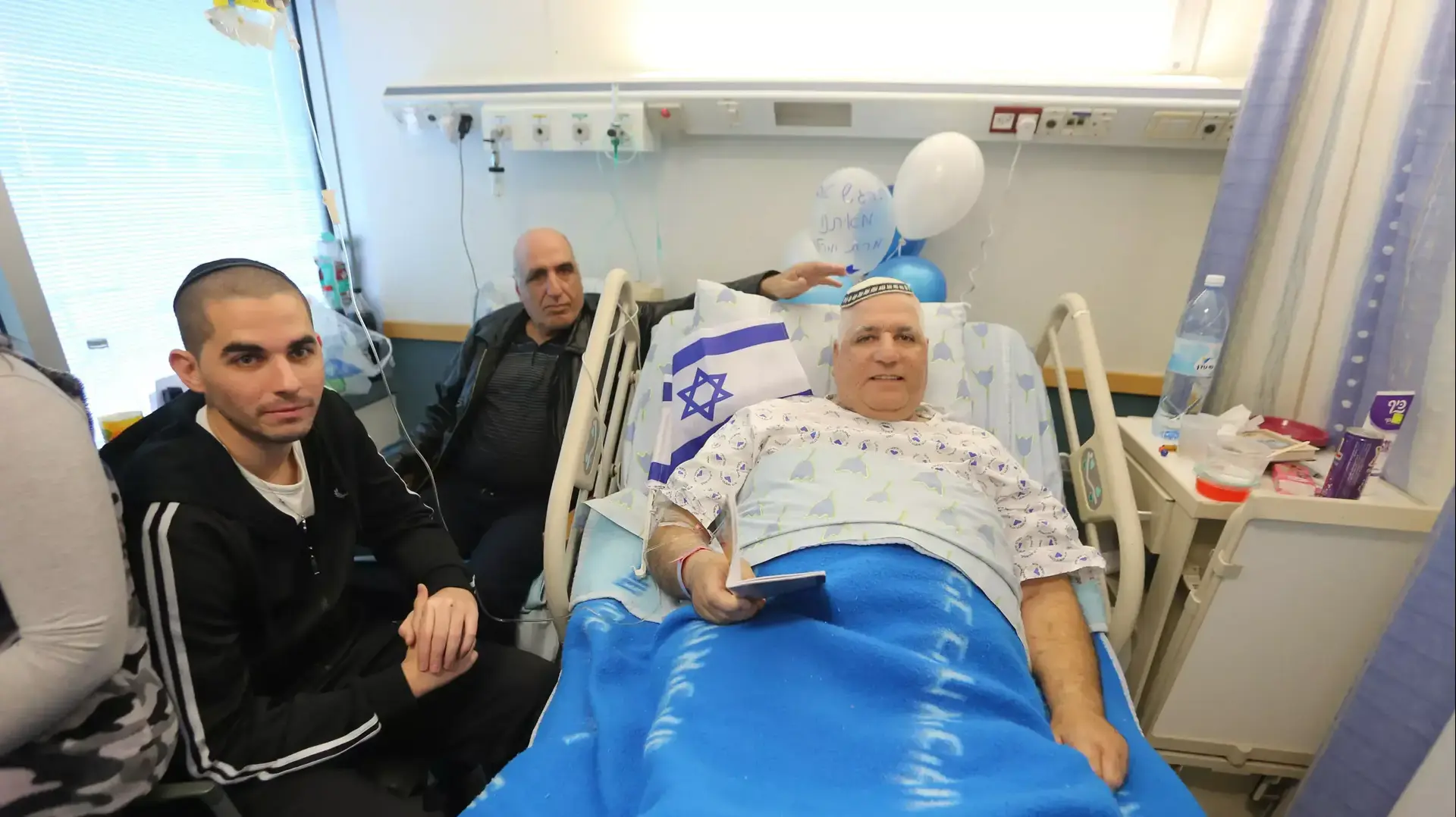 הרצל ביטון נהג האוטובוס שנפצע בפיגוע, בבית החולים. ינואר 2015