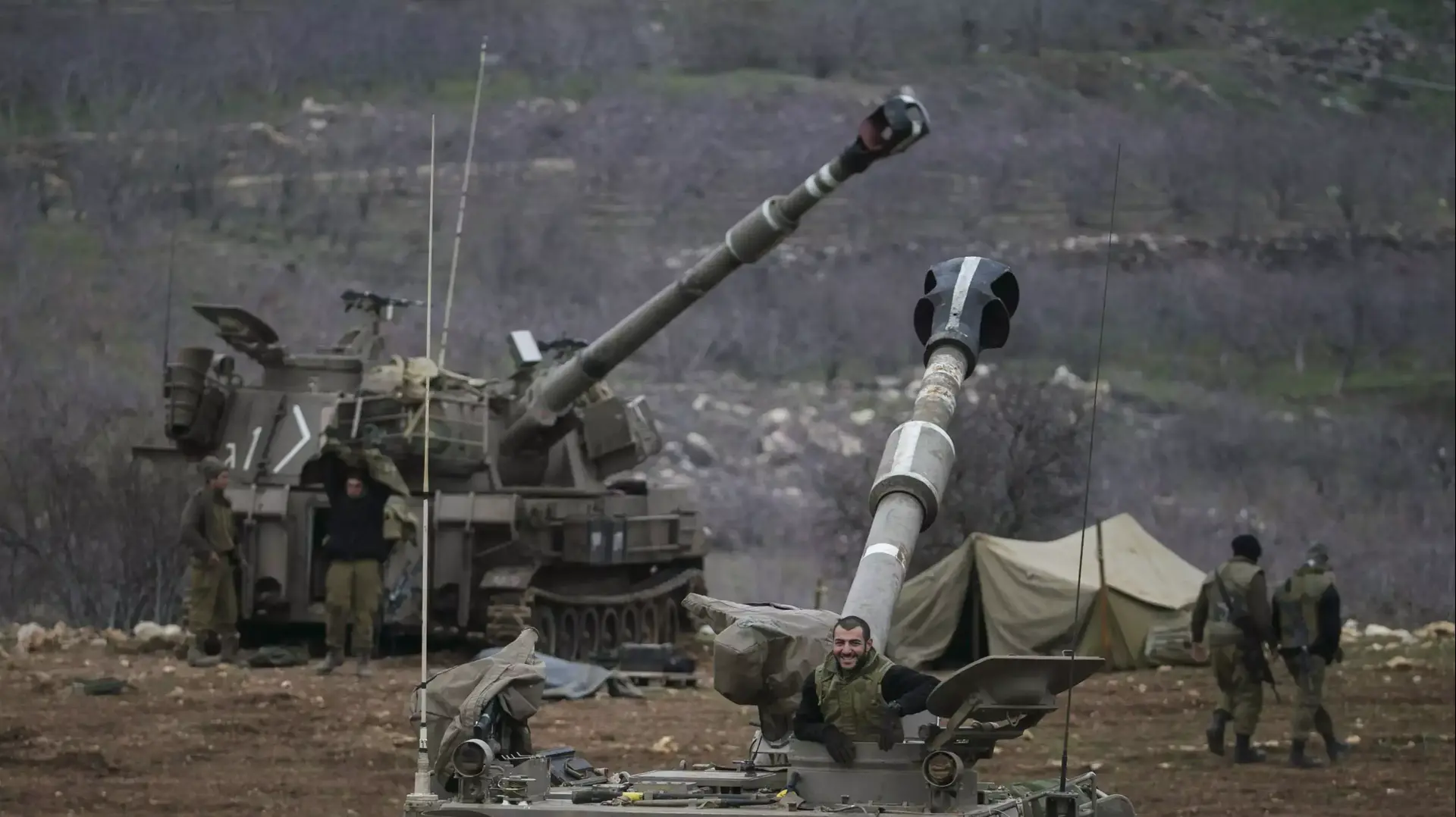 חיילים ישראליים בגבול עם סוריה לאחר נפילת שתי הרקטות שפגעו ברמת הגולן, ינואר 2015 חיילים ישראליים בגבול עם סוריה לאחר נפילת שתי הרקטות שפגעו ברמת הגולן, ינואר 2015