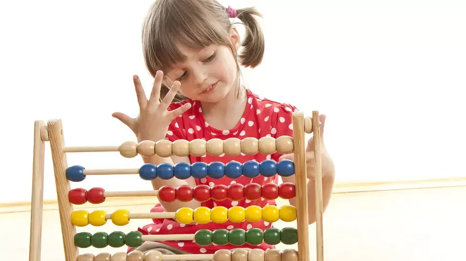 ילדה עושה חישובים עם חשבוניה ילדה עושה חישובים עם חשבוניה