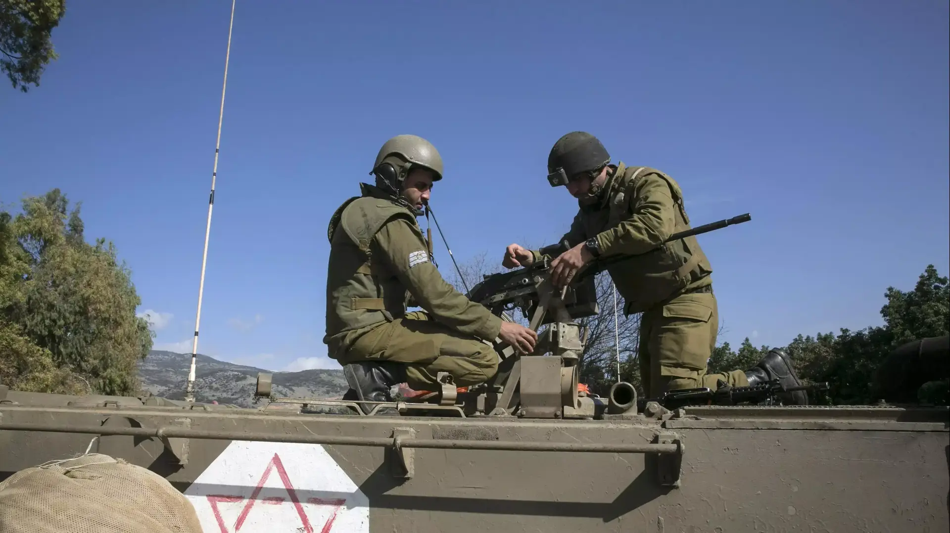 אמבולנס צבאי נע במהלך חילופי אש בין צה"ל לאנשי חיזבאללה בזמן הסלמה בגבול הצפון  28 בינואר 2015