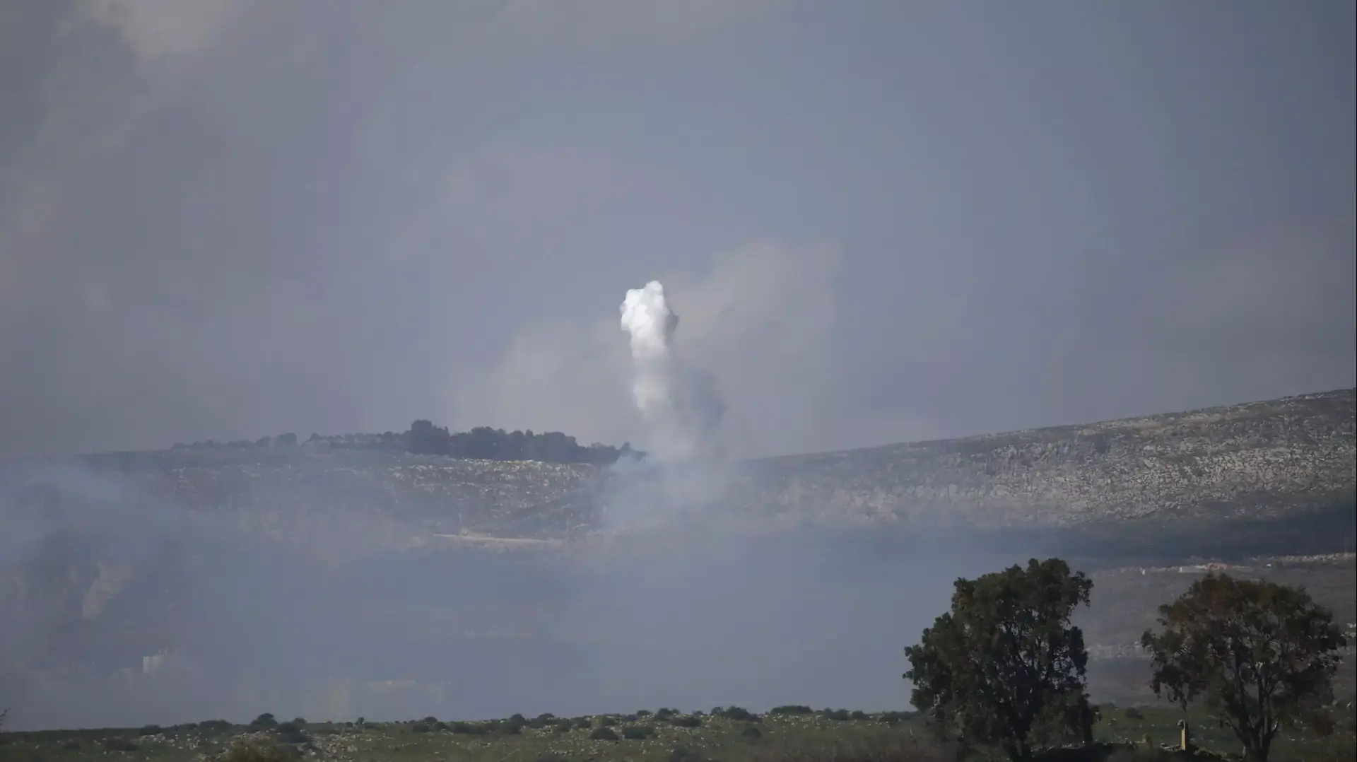 פיצוץ בכפר רג'ר בחילופי אש בין צה"ל לאנשי חיזבאללה במהלך ההסלמה בגבול הצפון 28 בינואר 2015 פיצוץ בכפר רג'ר בחילופי אש בין צה"ל לאנשי חיזבאללה במהלך ההסלמה בגבול הצפון 28 בינואר 2015