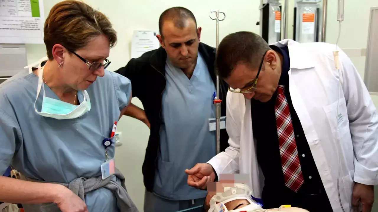 אל"מ (במיל') ד"ר סלמאן זרקא מנהל המרכז הרפואי זיו בצפת עם פצוע מהתקרית בצפון אל"מ (במיל') ד"ר סלמאן זרקא מנהל המרכז הרפואי זיו בצפת עם פצוע מהתקרית בצפון
