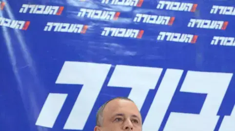 השופט יעקב שמעוני והמזכ"ל חיליק בר עוברים על תוצאות הבחירות, ינואר 2015