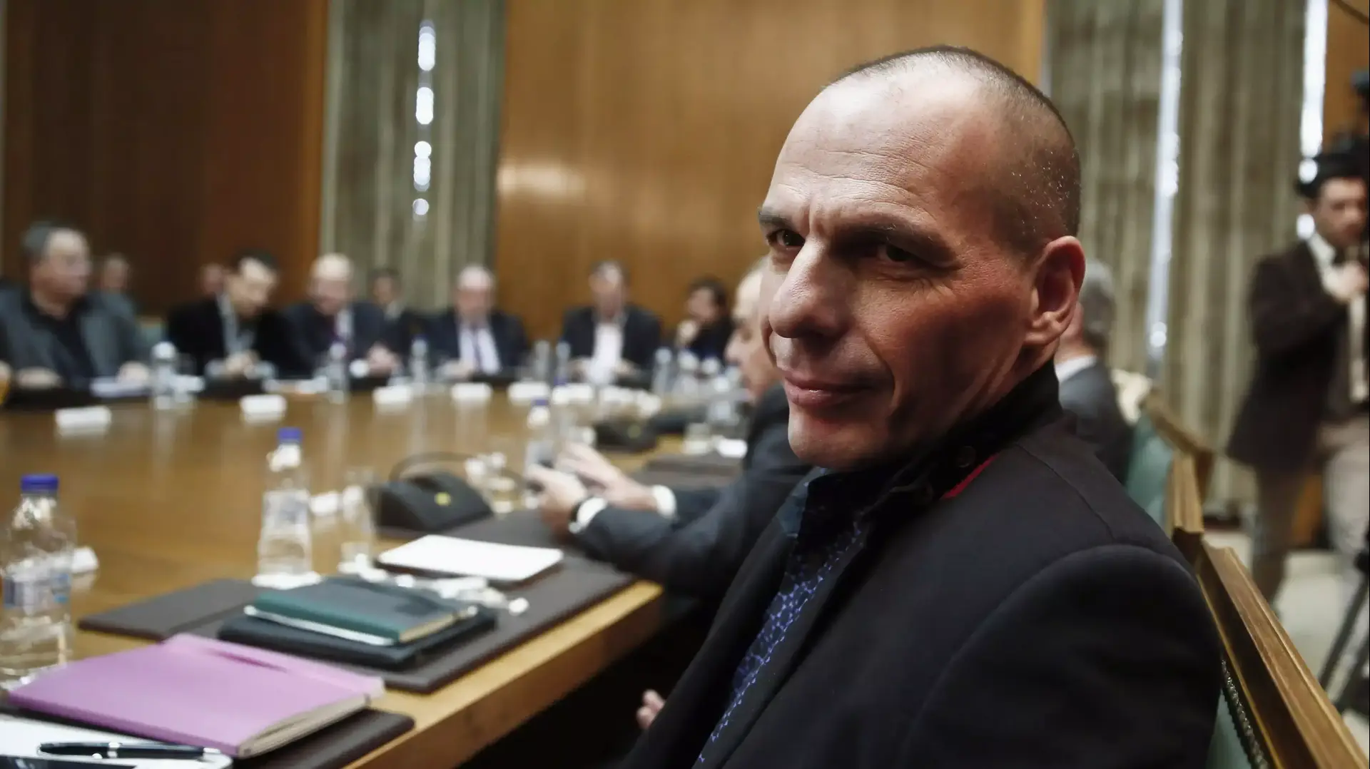 שר החוץ של יוון יאניס ורופאקיס בישיבת הממשלה הראשונה, 28 בינואר 2015 שר החוץ של יוון יאניס ורופאקיס בישיבת הממשלה הראשונה, 28 בינואר 2015
