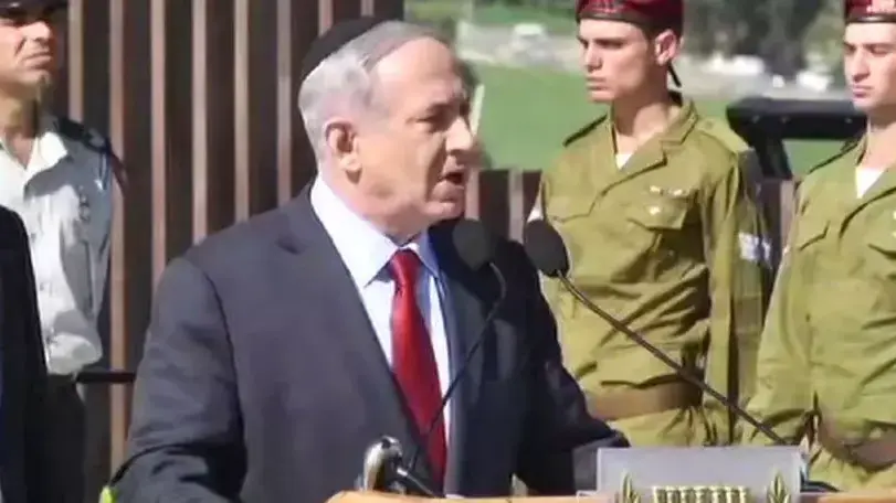 ראש הממשלה בנימין נתניהו באזכרה במלאת שנה למותו של אריאל שרון, חוות שקמים. ינואר 2015 ראש הממשלה בנימין נתניהו באזכרה במלאת שנה למותו של אריאל שרון, חוות שקמים. ינואר 2015