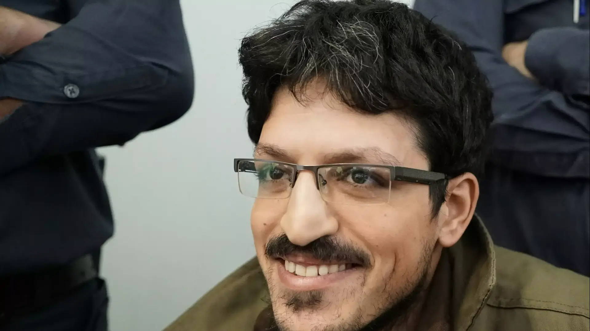 אמין סנובר החשוד בהצטרפות לארגון מורדים בסוריה, ביהמ"ש המחוזי חיפה. ינואר 2015 אמין סנובר החשוד בהצטרפות לארגון מורדים בסוריה, ביהמ"ש המחוזי חיפה. ינואר 2015