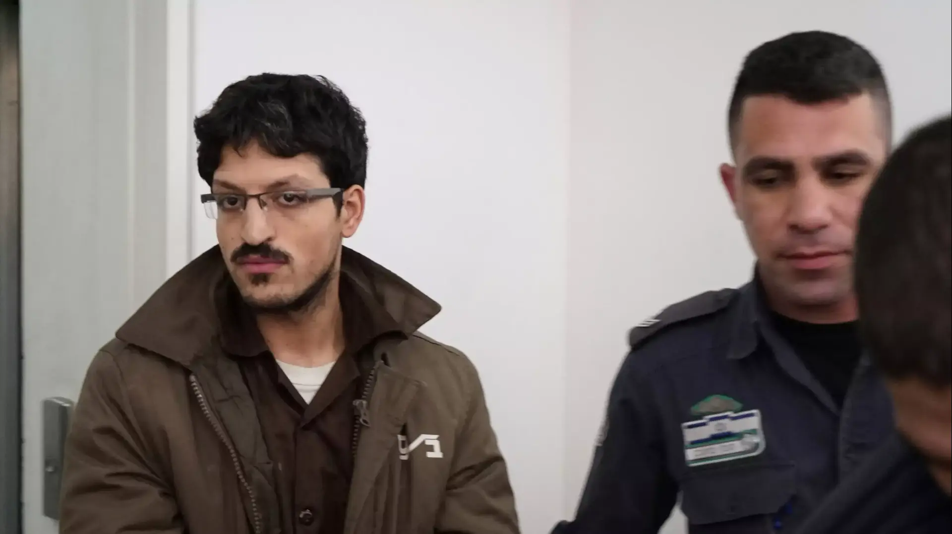 אמין סנובר החשוד בהצטרפות לארגון מורדים בסוריה, ביהמ"ש המחוזי חיפה. ינואר 2015 אמין סנובר החשוד בהצטרפות לארגון מורדים בסוריה, ביהמ"ש המחוזי חיפה. ינואר 2015