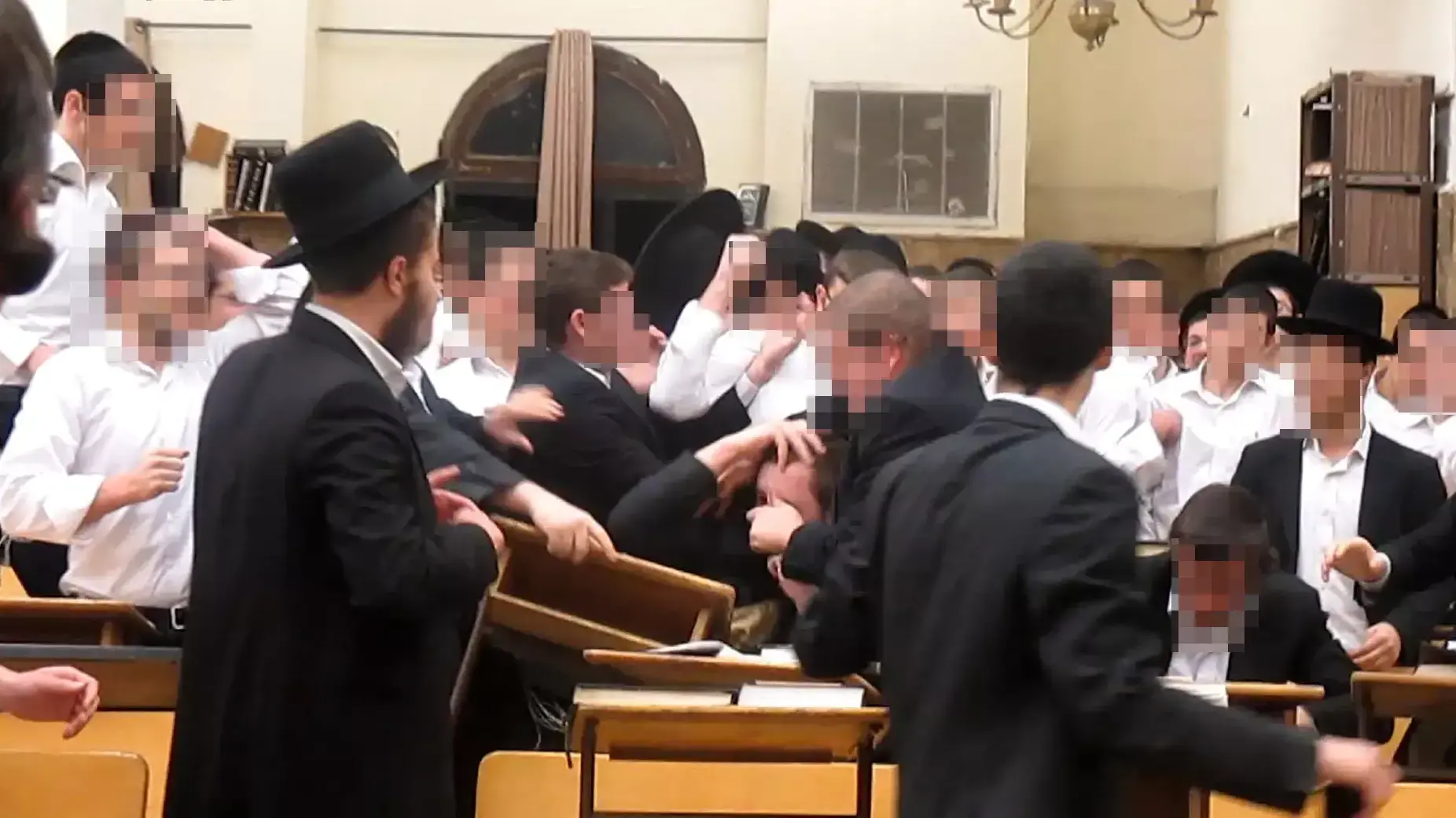 קטטה בין עשרות תלמידי ישיבת פונביז' בבני ברק, ינואר 2015 קטטה בין עשרות תלמידי ישיבת פונביז' בבני ברק, ינואר 2015
