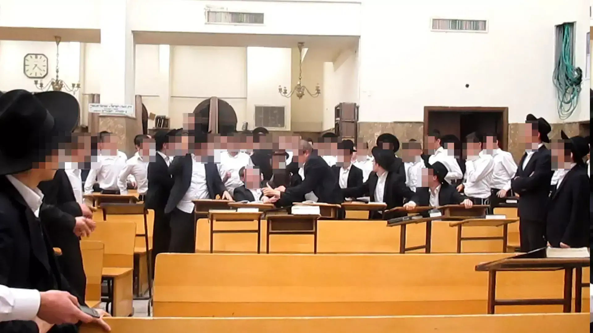 קטטה בין עשרות תלמידי ישיבת פונביז' בבני ברק, ינואר 2015 קטטה בין עשרות תלמידי ישיבת פונביז' בבני ברק, ינואר 2015