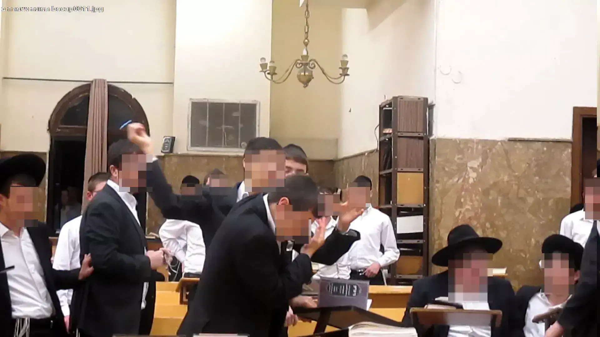 קטטה בין עשרות תלמידי ישיבת פונביז' בבני ברק, ינואר 2015 קטטה בין עשרות תלמידי ישיבת פונביז' בבני ברק, ינואר 2015